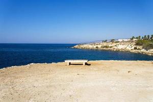 banc avec vue sur la mer et les montagnes un jour d'été. photo