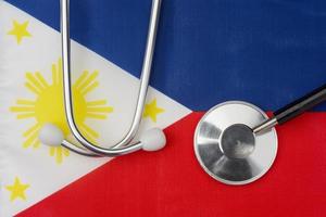 drapeau philippin et stéthoscope. la notion de médecine. photo