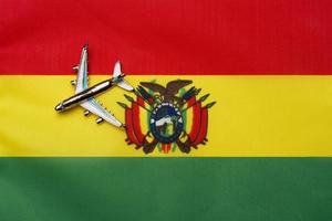 avion au-dessus du drapeau de la bolivie le concept de voyage et de tourisme. photo