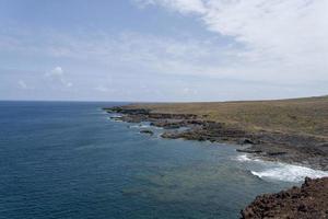 belle vue sur les falaises de los gigantes sur la côte de tenerife, îles canaries, espagne. vue paradisiaque sur l'océan. photo