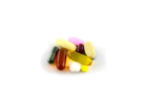 Santé, pilules et capsules de pharmacie de différentes couleurs isolées photo