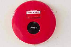 alarme incendie sale sur le mur photo