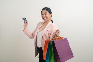 femme asiatique tenant un sac à provisions et une carte de crédit photo