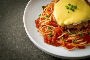 sauce tomate spaghetti au hambourg et fromage photo