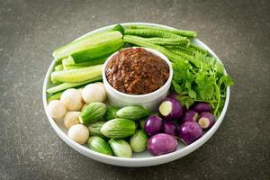 pâte de piment de poisson fermenté avec légumes frais photo