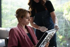 coiffeur et belle cliente faisant des soins de santé des cheveux de traitement dans un salon de style de mode photo