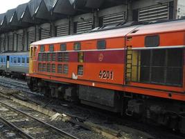 bangkok thaïlande08 juin 2019la locomotive et le train thaïlandais sont garés au parking du chemin de fer national de thaïlande à la gare de hua lamphong. photo