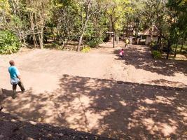 buriramthailand 19 novembre 2018 les touristes visitent le parc historique de prasat phanom rung le 19 novembre 2018 en thaïlande. photo