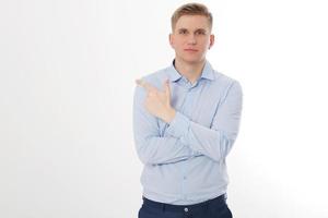 jeune homme d'affaires pointant sur l'espace de copie isolé sur fond blanc. concept de PDG de réussite commerciale. l'homme a croisé les bras. chef de gars photo