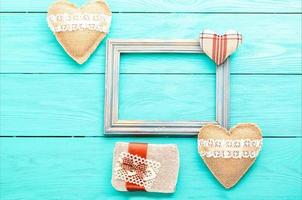 cadre romantique avec espace de copie et accessoires sur fond en bois bleu. vue de dessus photo