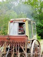 champ labouré par tracteur dans un sol brun sur la nature de la campagne ouverte photo