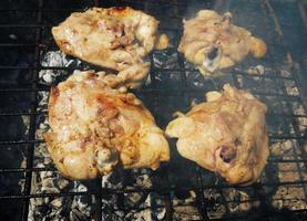 viande de poulet grillée sur le gril prête à manger un barbecue photo