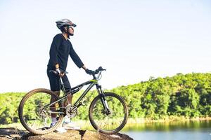 athlètes debout sur les montagnes à vélo photo