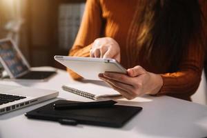 femmes d'affaires analysant le graphique d'investissement et discutant du plan dans la salle de bureau photo