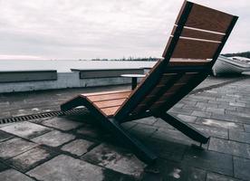 chaise longue vide au bord de la mer le soir au coucher du soleil photo