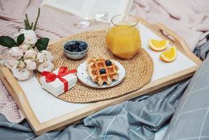 petit déjeuner romantique au lit photo