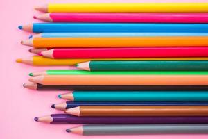 crayon multicolore sur fond rose photo
