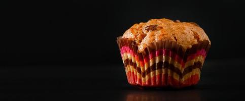 muffin appétissant sur fond noir photo