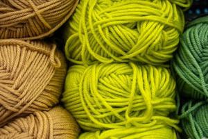 fond de fils de laine moelleux multicolores pour le tricot. photo