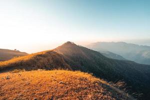 lumière du matin et montagnes, montagnes en été fleurs du matin et du printemps photo