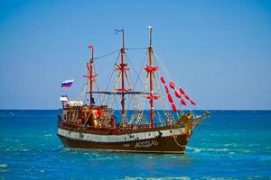 koktebel, crimée-27 juin 2015 - navire touristique de style vintage sur fond de mer bleue et d'horizon. photo