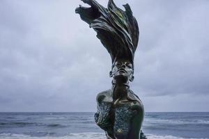 svetlogorsk, russie-16 mai 2016-monument à undine sur la mer baltique. photo