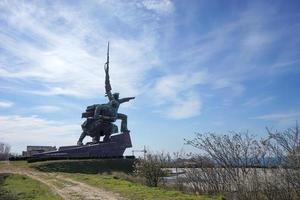 sébastopol, crimée-16 mars 2015-monument au soldat et marin contre le ciel photo