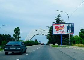 sébastopol, crimée-15 juin 2014- entrée de la ville avec vue sur l'arche. photo