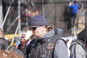 sébastopol, crimée-16 mars 2015-portrait d'un motard buvant du café sur un arrière-plan flou. photo