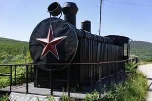 sébastopol, crimée-31 mai 2018 - ancien train sur le fond d'un paysage abandonné. photo