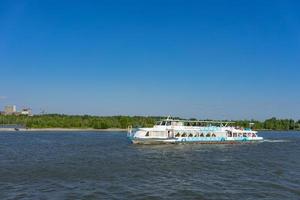 novosibirsk, russie-16 juillet 2018 - paysage avec vue sur la rivière ob et un bateau de plaisance par une journée d'été ensoleillée. photo