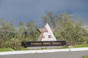 mourmansk, russie-5 juin 2015 - monument aux travailleurs sur le fond du parc. photo