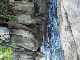 rochers et vagues de la mer photo