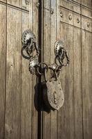 serrure en fer massif sur porte en bois. vieux cadenas sur une porte en bois. photo