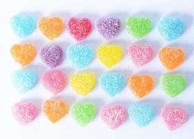 Gelée de fruits bonbons en forme de coeur aliments sur fond blanc photo