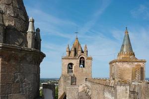 belle vue depuis le toit de la cathédrale d'evora. pas de monde, journée ensoleillée. le Portugal photo