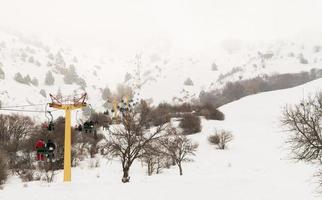 téléphérique d'observation touristique dans les montagnes brumeuses photo