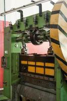 machine de presse pour la fabrication de treillis métallique pour filtres automobiles. machine pour la production de treillis métallique photo