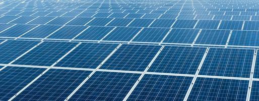 panneaux de cellules solaires dans une centrale photovoltaïque photo