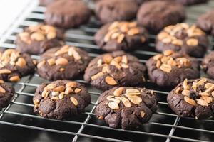 biscuits au chocolat fraîchement sortis du four sur une grille en acier. photo