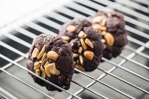 biscuits au chocolat fraîchement sortis du four sur une grille en acier. photo