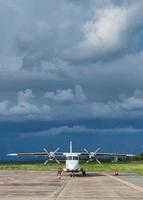 jet privé à l'aéroport par temps nuageux photo