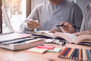 adolescent étudiant au bureau et faisant ses devoirs et utilisant un ordinateur portable. photo