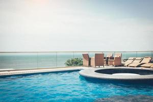 piscine avec vue mer. photo