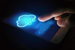 concept de cloud computing, homme utilisant un smartphone avec écran virtuel. photo