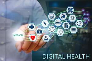 main de médecine pointant le texte médical à l'écran avec un réseau de fibre optique moderne, concept de santé numérique. photo