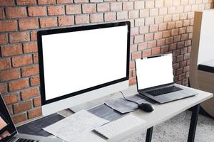 ordinateur du développeur de logiciels sur le bureau dans le bureau de la chambre. photo