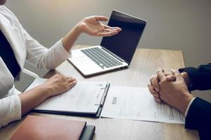 les femmes cadres parlent du recrutement du personnel au bureau. photo