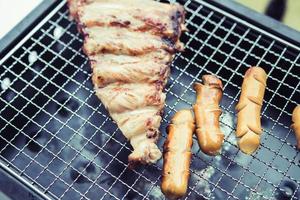 gros plan grill avec de la viande et des saucisses prêtes à socialiser célébrer à la maison extérieure. photo