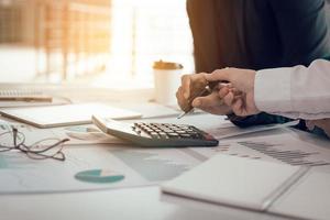 les hommes d'affaires sont en conflit pour analyser les états financiers et brouiller le stylo dans la salle de réunion. photo